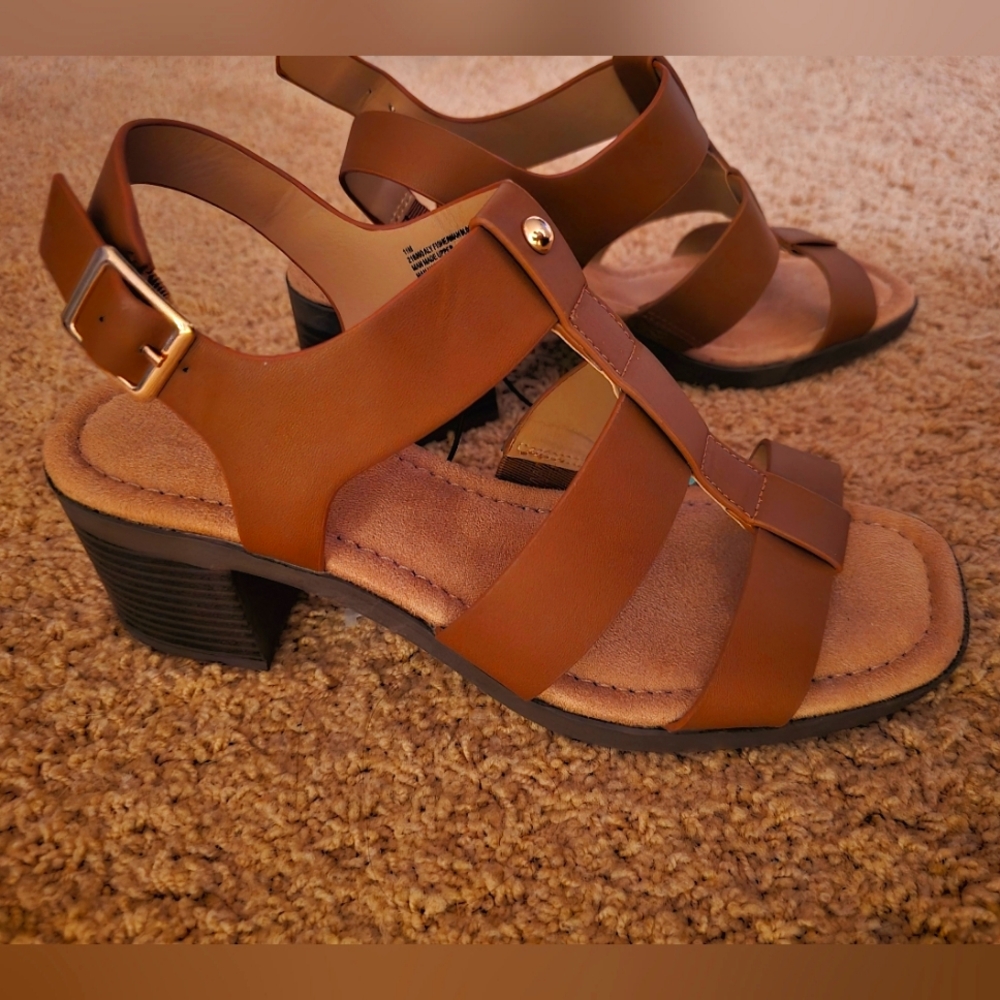 Size 11. Maurices. Tan, sandal short heel.